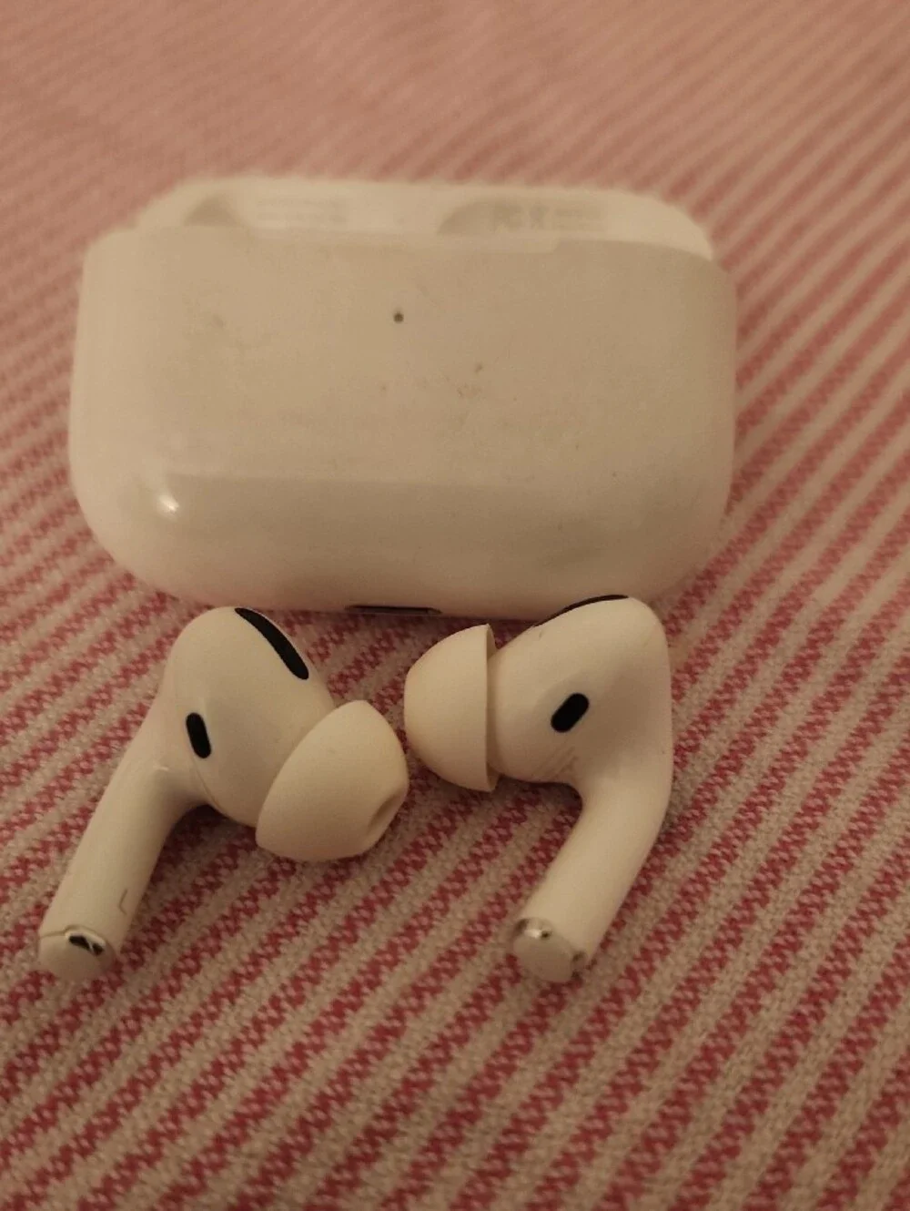 Apple White Wireless Earbuds with Charging Case